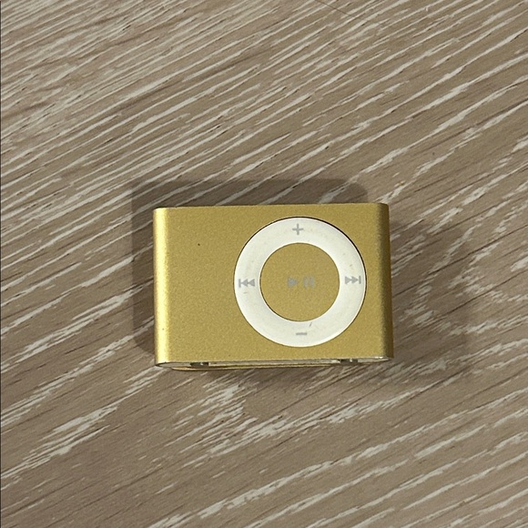 Apple iPod Shuffle 2nd Gen in Metallic Gold - Picture 2 of 6